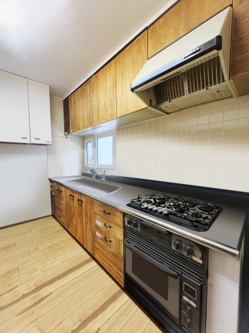 里塚1条3丁目戸建のキッチン|オーブン付きの独立型システムキッチン。吊戸棚も豊富で収納力もございます。
※CG加工により家具等を消しております。