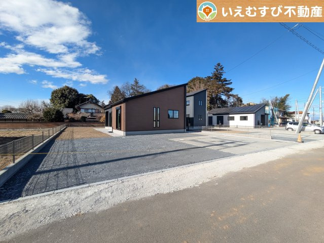 GRAFARE　深谷市針ヶ谷の駐車場|並列4台駐車可能なゆとりのカースペース
複数台車をお持ちでも、お友達が遊びに来てもゆとりの駐車スペース！