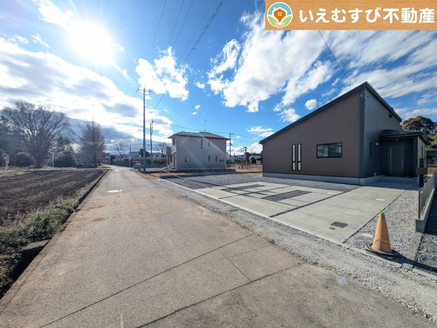 GRAFARE　深谷市針ヶ谷の前面道路含む現地写真|充分な広さの5ｍ前面道路
間口が広くお車の出し入れも問題なく行えるスペースが確保されています♪