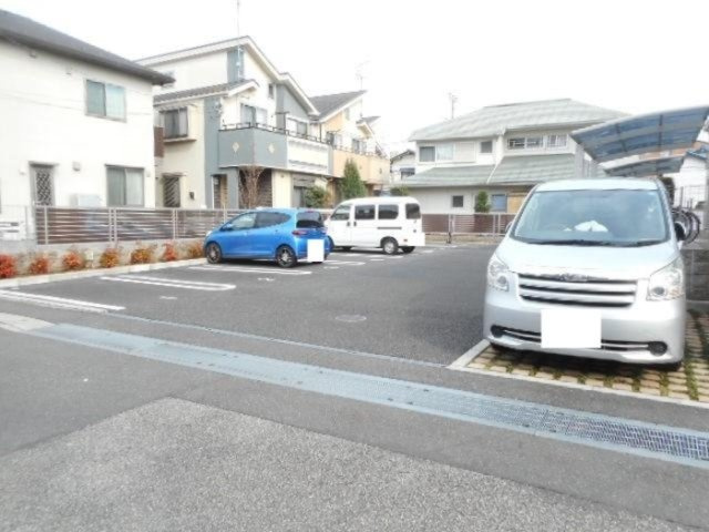 ドミールジュンの駐車場