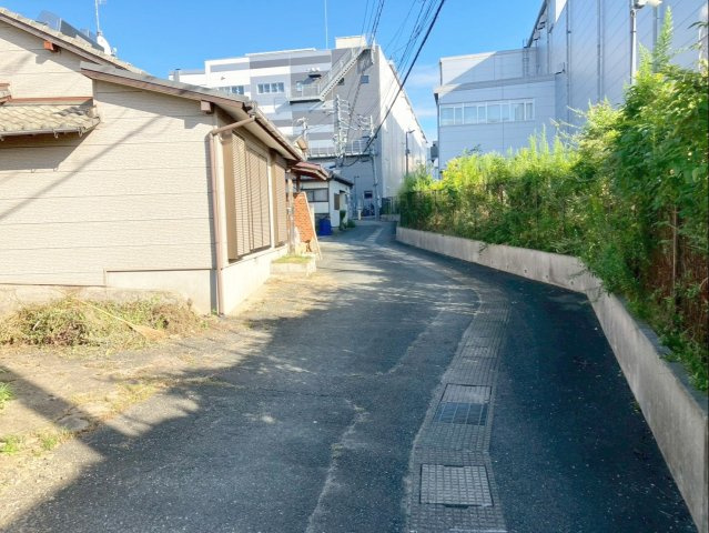 糟屋郡須恵町大字新原　土地の前面道路含む現地写真|交通量が少なく落ち着いた住環境です！徒歩約10分圏内にコンビニやスーパーがありお買い物にも便利！
