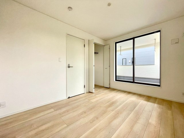 (同仕様写真)落ち着いた色調の洋室です