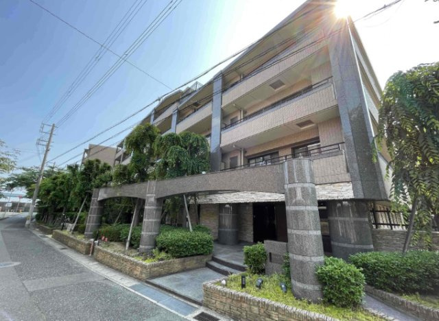 コスモ芦屋川シーサイドテラスの外観|緑と水辺に囲まれた全91戸の低層レジデンス。重厚感のあるタイル張りの外観。