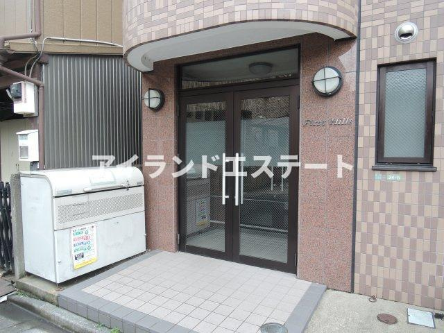 ファーストヒルズ　独立洗面台　角部屋　２面採光のエントランス