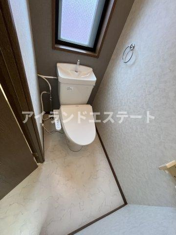 ファーストヒルズ　独立洗面台　角部屋　２面採光のトイレ