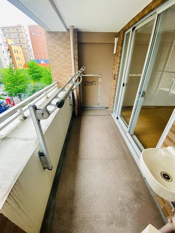 プラハ横浜センター南ステーションアリーナのバルコニー|バルコニーからの眺めを楽しみながら食事をしませんか