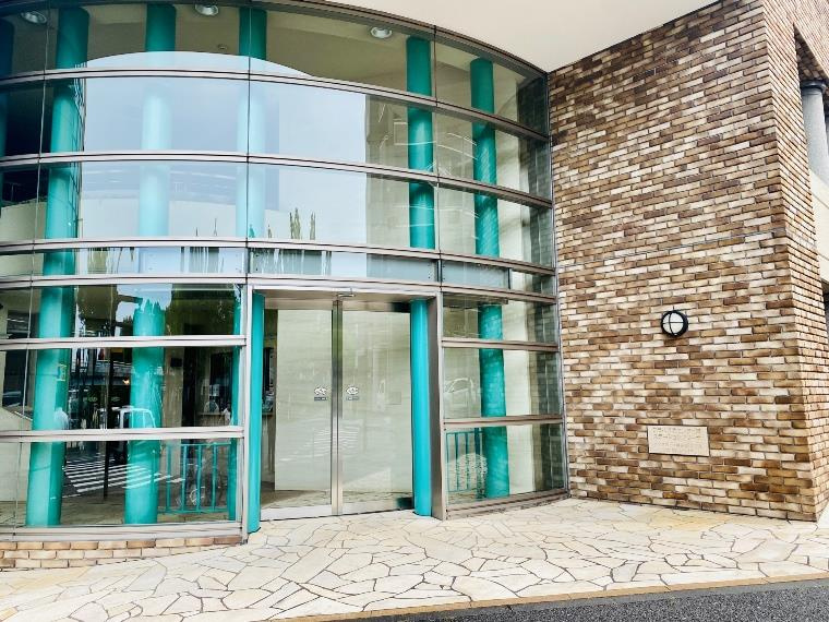 プラハ横浜センター南ステーションアリーナのエントランス|落ち着いたエントランスです