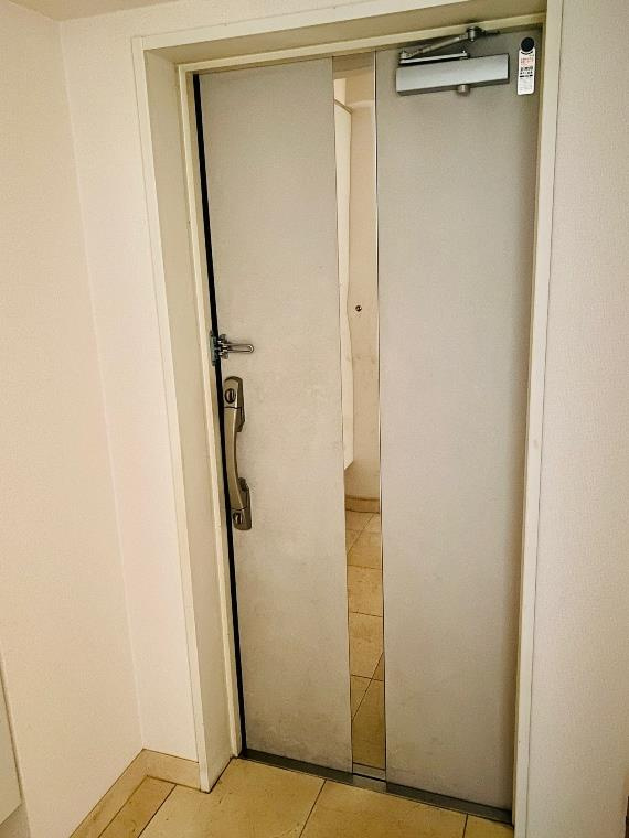 プラハ横浜センター南ステーションアリーナの玄関|明るい玄関です