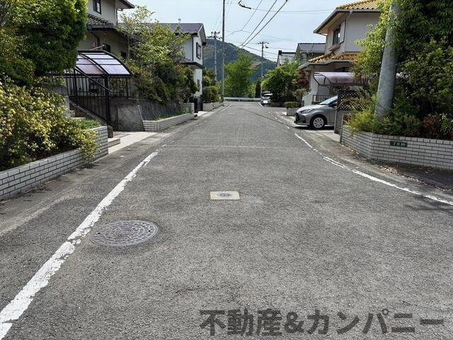 松山市湯の山５丁目の中古一戸建の前面道路含む現地写真|前面道路含む現地写真です