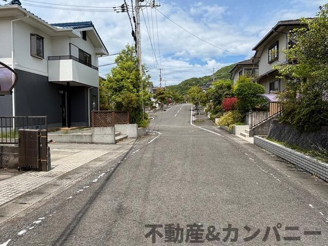 松山市湯の山５丁目の中古一戸建の前面道路含む現地写真|前面道路含む現地写真です
