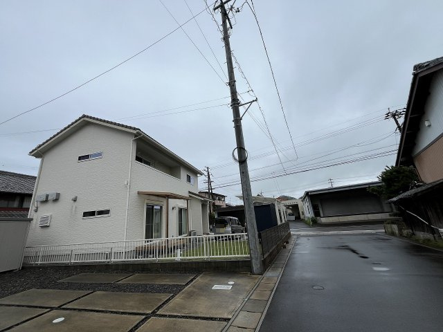 中古住宅　岩田西1丁目の前面道路含む現地写真