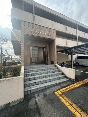 サンロイヤル左右木のエントランス