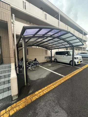 サンロイヤル左右木の駐車場