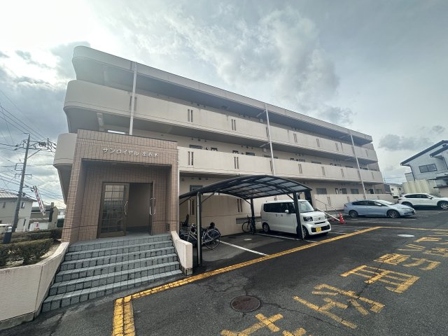 サンロイヤル左右木の駐車場