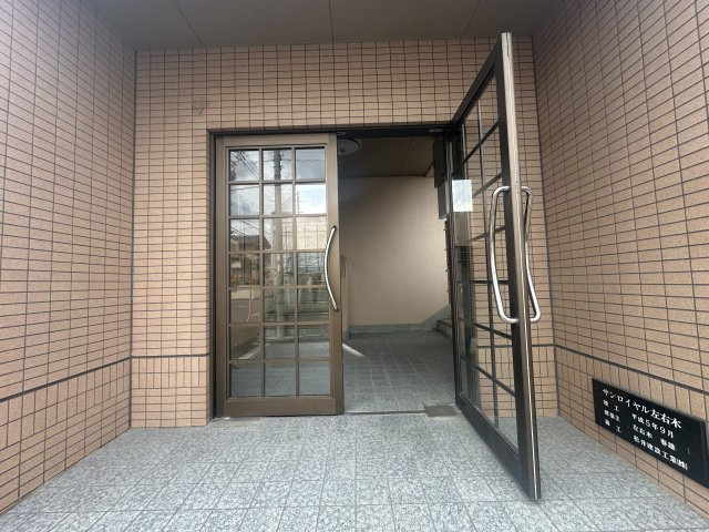 サンロイヤル左右木のエントランス