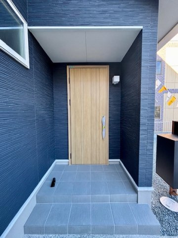 久留米市御井町第15号地の玄関|木目調のドアは人気です♪