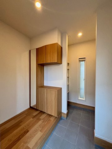 久留米市御井町第15号地の玄関|明るい玄関は「ただいま！」「おかえり！」が聞こえる明るい家庭が目に浮かびますね♪