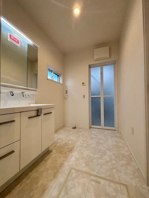 久留米市御井町第15号地の洗面所|脱衣場は広めの仕様です