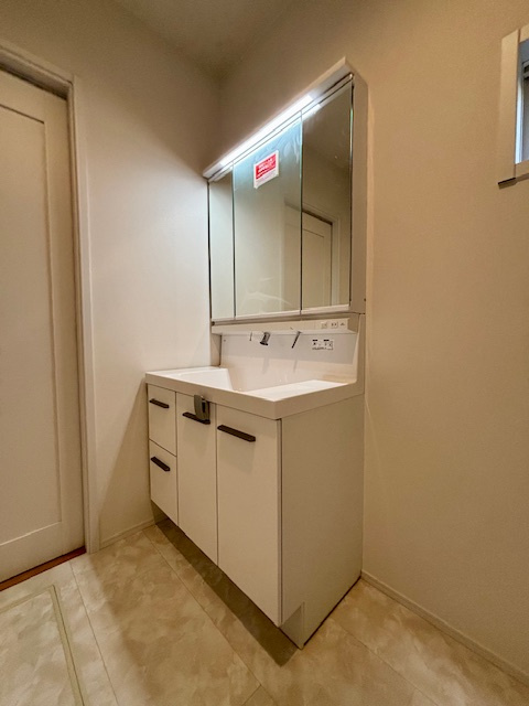 久留米市御井町第15号地の洗面所|明るい洗面台は毎朝の歯磨きも快適にできますね♪