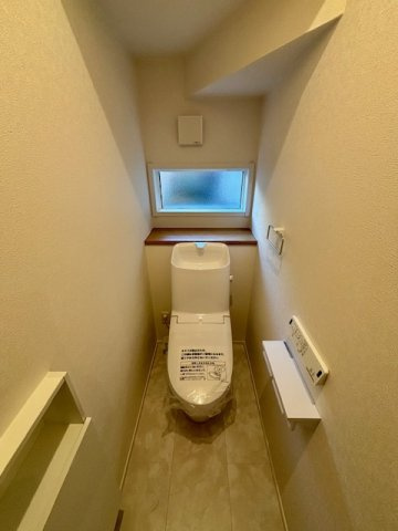 久留米市御井町第15号地|窓付きのトイレはあかるくていいですね♪