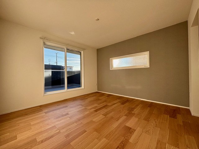 久留米市御井町第15号地の洋室|2面採光で明るく風通しの良い洋室。バルコニーにも出入りでき、プライベートな時間を心地よく過ごせます