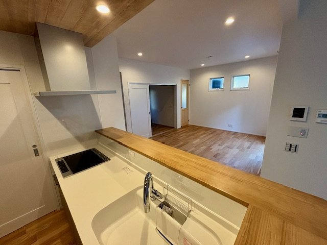 久留米市御井町第15号地の居間・リビング|約19帖のひろびろLDK。日当たりも良くポカポカな生活が送れますねデスクワークや読書、お茶したりに利用できるカウンターあり