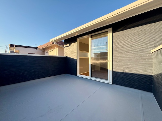 久留米市御井町第15号地のバルコニー|たくさんのお布団と洗濯物が干せるルーフバルコニー。テラスとしての広さもありますね。