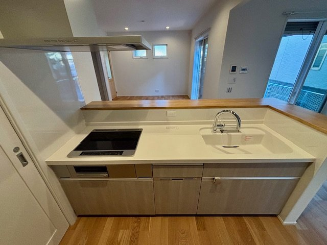 久留米市御井町第15号地のキッチン|料理をしながらご家族との会話を楽しめる対面キッチンです。リビングを見渡せる作りが人気です。