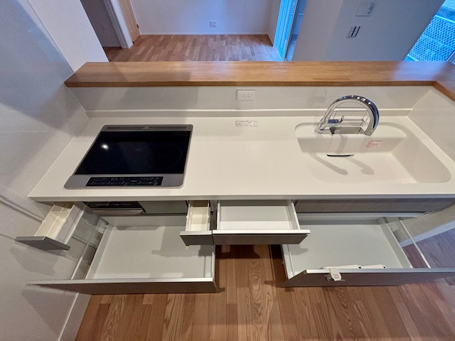 久留米市御井町第15号地のキッチン|収納たっぷりシステムキッチン