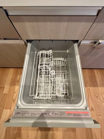 久留米市御井町第15号地のキッチン|システムキッチンにビルトインされた食洗機。家事を強力にサポートするだけでなく、節水にも貢献します