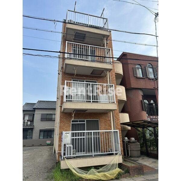 ハイツリトル松下の駐車場