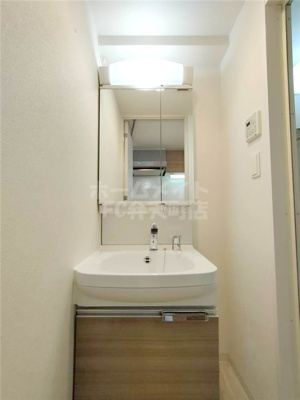 【洗面所】 | ファステート大阪ドームシティ | 明るい洗面所です