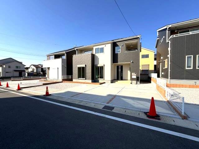 第3富士見町時沢　新築戸建　10号棟の駐車場|駐車場もキレイに整備されています。並列5台駐車可能です。
前面道路も広々していて車の出し入れもしやすいですよ！