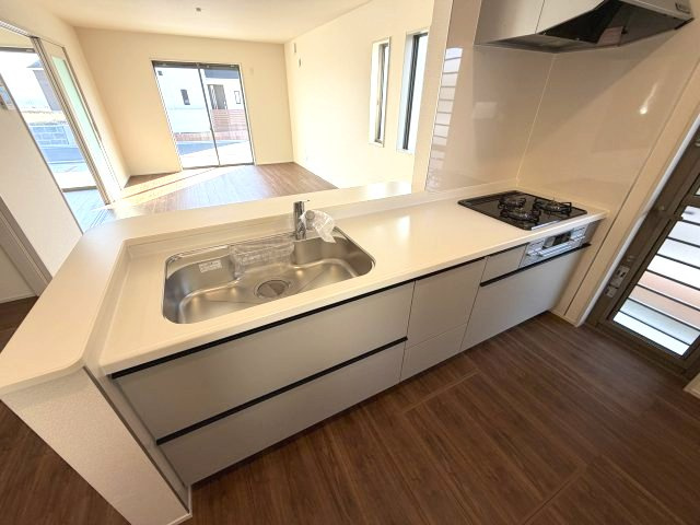 第3富士見町時沢　新築戸建　10号棟のキッチン|人気のカウンターキッチン採用です☆ゴミ出しに便利な勝手口付き！
コンロも３口ご用意しています！調理スペースも広くストレスなくお料理できます。
浄水器つきなので美味しいお水も飲めますよ♪