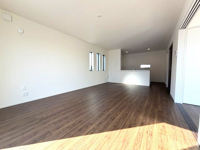 第3富士見町時沢　新築戸建　10号棟の居間・リビング|18帖広々リビング。人気の対面式キッチンを配した空間はお好みの家具も合わせやすく、家族がくつろぐ快適な空間造りをサポート。窓からは明るい陽光が差し込みます。