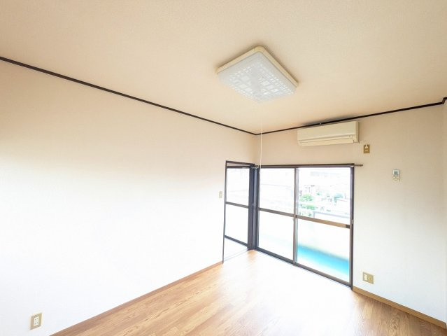 レ・ジュメルⅡの居間・リビング