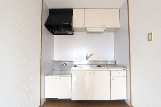 油屋ハイツ中野のキッチン|コンパクトなキッチンで掃除もラクラク
