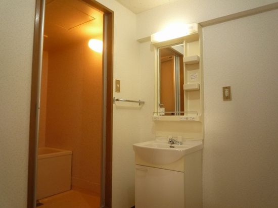 油屋ハイツ中野の独立洗面台|使いやすい独立洗面台です
