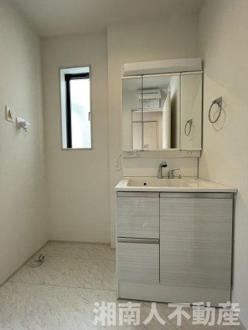 小田原市堀之内2期  新築戸建全7棟の独立洗面台|朝の支度にも助かる、独立の洗髪洗面化粧台