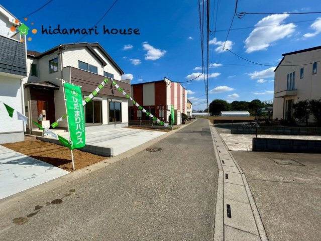 伊奈町西小針1丁目　新築戸建　ハートフルタウンEの前面道路含む現地写真