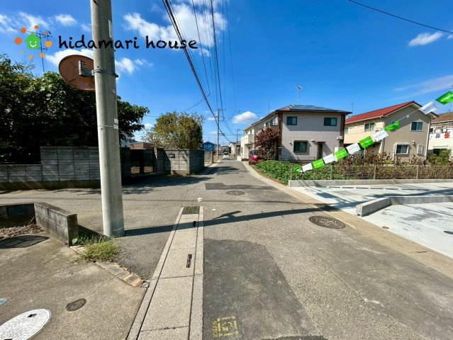 伊奈町西小針1丁目　新築戸建　ハートフルタウンEの前面道路含む現地写真