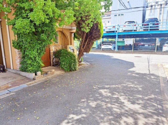 菊水通4丁目　中古一戸建ての前面道路含む現地写真|■物件内覧・資金計画相談・住宅ローン相談、リフォーム相談、お問合せ受付中■
※当日・翌日のご内覧、ご相談はお電話でのお問合せがスムーズです！