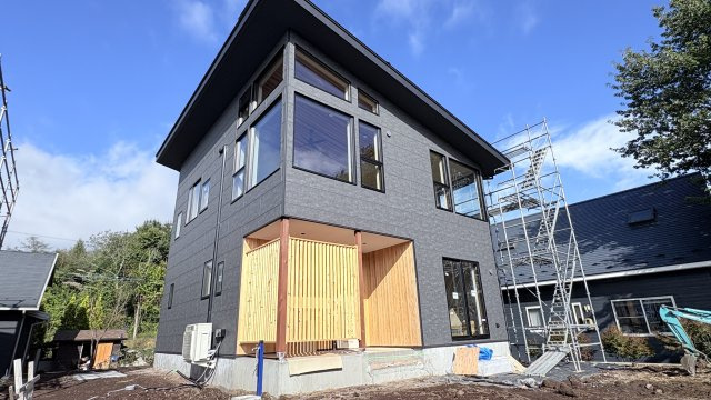 【商談中】西軽井沢 追分エリア 山々を望む新築戸建の外観
