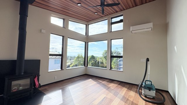 【商談中】西軽井沢 追分エリア 山々を望む新築戸建の居間・リビング