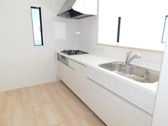 海部郡大治町大字八ツ屋字裏畑の新築一戸建のキッチン|◇キッチン◇　　人気の対面式・人造大理石トップシステムキッチン・浄水器一体型水栓・静音仕様シンク・Sｉセンサーコンロ（３口）・前面コンセント完備・床下収納庫など