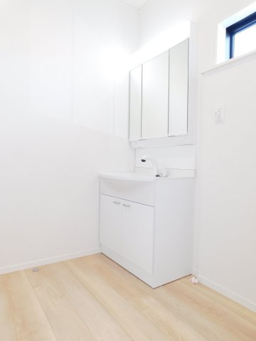 海部郡大治町大字八ツ屋字裏畑の新築一戸建の独立洗面台|◇洗面室◇　　三面鏡シャワードレッサー　くもり止め仕様　