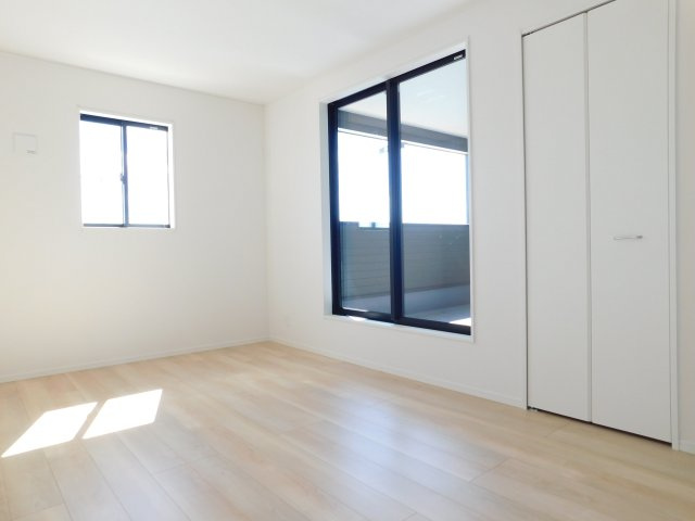 海部郡大治町大字八ツ屋字裏畑の新築一戸建の洋室|◇洋室◇　　南面で明るい洋室５．７帖　全居室収納完備♪　バルコニー利用可！