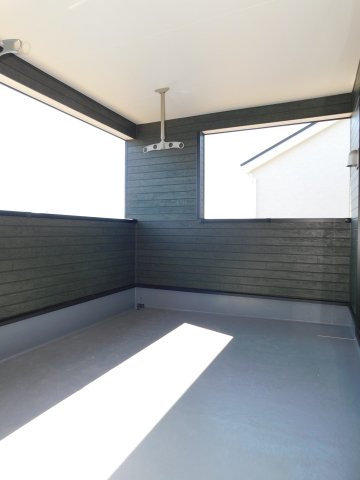海部郡大治町大字八ツ屋字裏畑の新築一戸建のバルコニー|◇バルコニー◇　　急な天候の変化でも安心なインナーバルコニー♪　外部コンセント完備