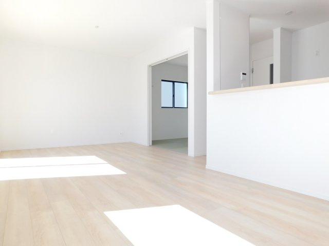 海部郡大治町大字八ツ屋字裏畑の新築一戸建の居間・リビング|◇リビング◇　　明るいリビング１６．２帖　リビングや庭の様子が見渡せる対面キッチン♪