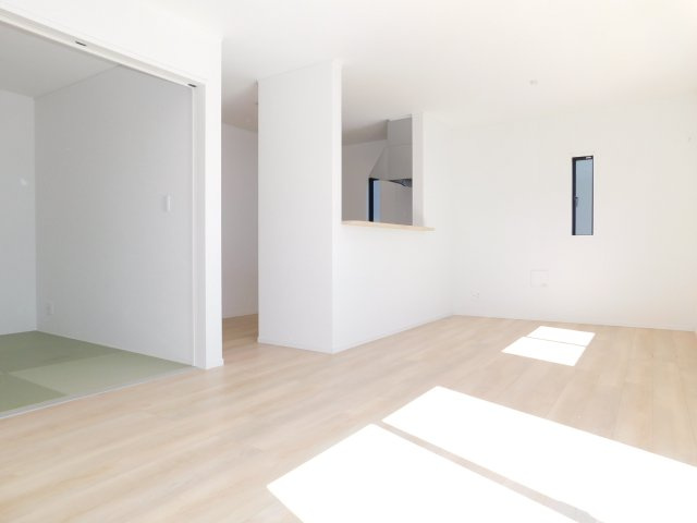海部郡大治町大字八ツ屋字裏畑の新築一戸建の居間・リビング|◇リビング◇　　明るいリビング１６．２帖　和室と続き間で２０．７帖の広々空間になります♪